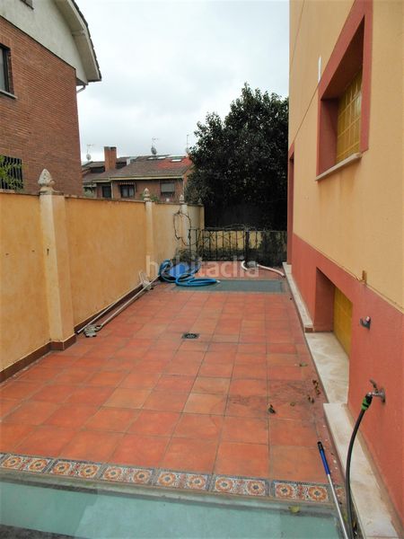 Foto de235209-1eb9-4f1b-8927-c8e92c888a4f. Casa aparellada amb xemeneia calefacció piscina a Madrid