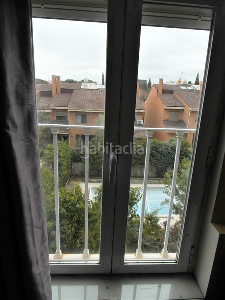 Foto e364ddb0-a14b-446f-a33f-84b74b61ae9b. Casa aparellada amb xemeneia calefacció piscina a Madrid