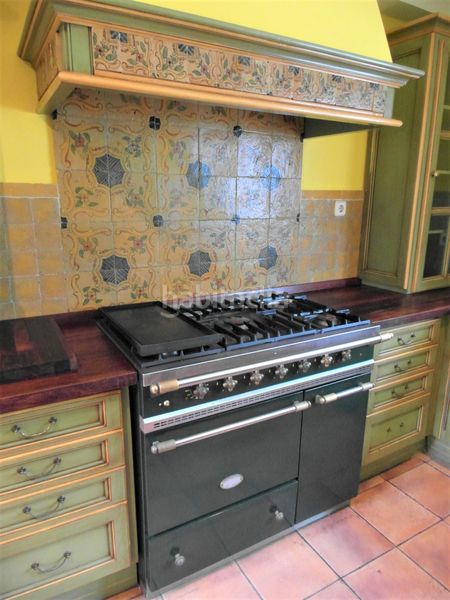 Foto e3a97b6d-24b8-4046-b5cc-e60769fd07a6. Casa aparellada amb xemeneia calefacció piscina a Madrid
