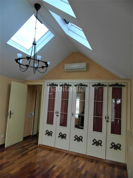 Foto e3fe0ceb-34cb-45a8-a838-763cc107c6bc. Casa aparellada amb xemeneia calefacció piscina a Madrid