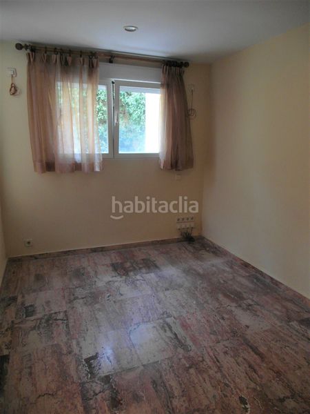 Foto e5a4afd5-6f7d-44ff-8a8e-f945196c63f1. Casa aparellada amb xemeneia calefacció piscina a Madrid