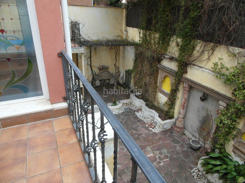 Foto ea22e6bb-cef1-4e9c-9eb2-8a6e48015317. Casa aparellada amb xemeneia calefacció piscina a Madrid