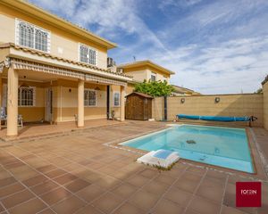 Casa aparellada  Calle del encinas. Exclusivo chalet pareado con piscina climatizada maxima privacid