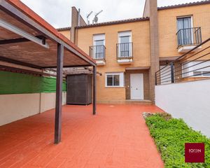 Casa adossada  Calle rio dulce. Adosado amplio y luminoso con parcela y excelente distribución e