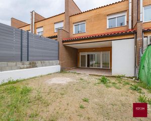 Casa adossada  Calle rio dulce. Adosado amplio y luminoso con parcela y excelente distribución e