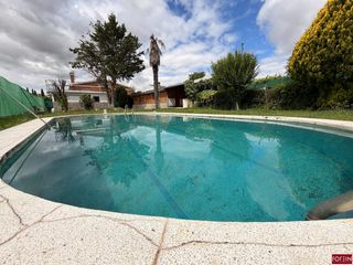 Chalet  Calle mondejar. Acogedor chalet en parque de las castillas con piscina y jardín