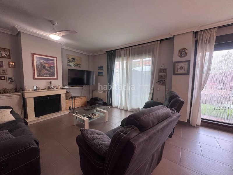 Foto 135d4934-0334-4fef-806f-2a4109579438. Casa aparellada amb calefacció aparcament piscina a Yebes