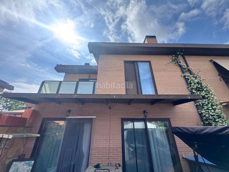 Foto ca5ee207-c7aa-4430-8704-dd4ebb513470. Casa aparellada amb calefacció aparcament piscina a Yebes