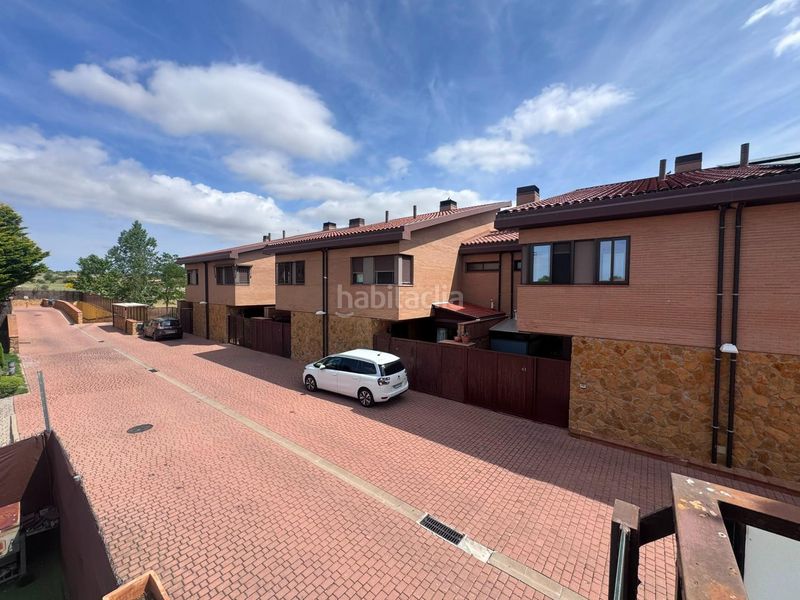 Foto d527da8f-f25b-474e-969f-d3373408431d. Casa aparellada amb calefacció aparcament piscina a Yebes