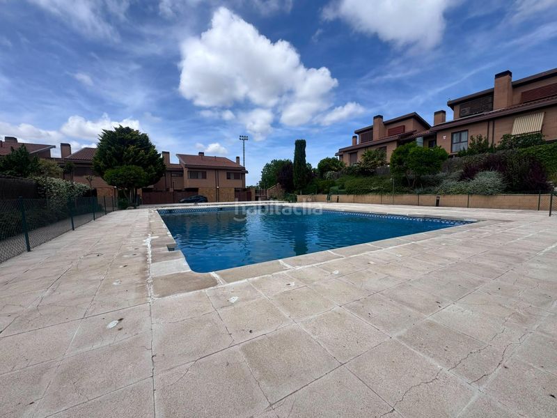 Foto d9ceeee0-c0d3-4b84-8364-0ad07ea793f5. Casa aparellada amb calefacció aparcament piscina a Yebes