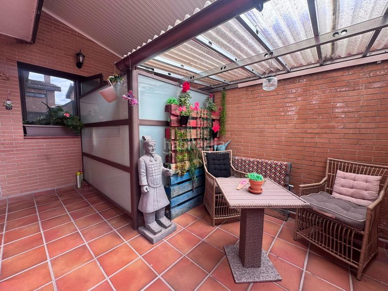 Foto f1da5827-d333-4788-ae9f-eb23297193fa. Casa aparellada amb calefacció aparcament piscina a Yebes