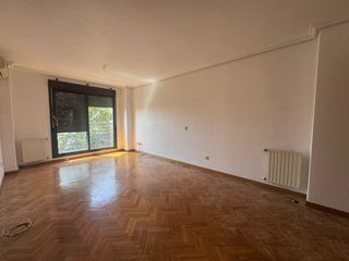 Pis a Pueblo Nuevo. Magnifica vivienda con  piscina y  tres dormitorios en una urban