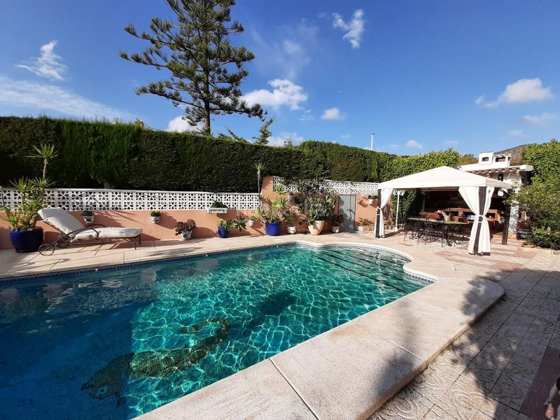 Foto aed823f6-208e-4d2b-b86e-d01a956188ee. Xalet amb aparcament piscina a Sierra Helada Benidorm