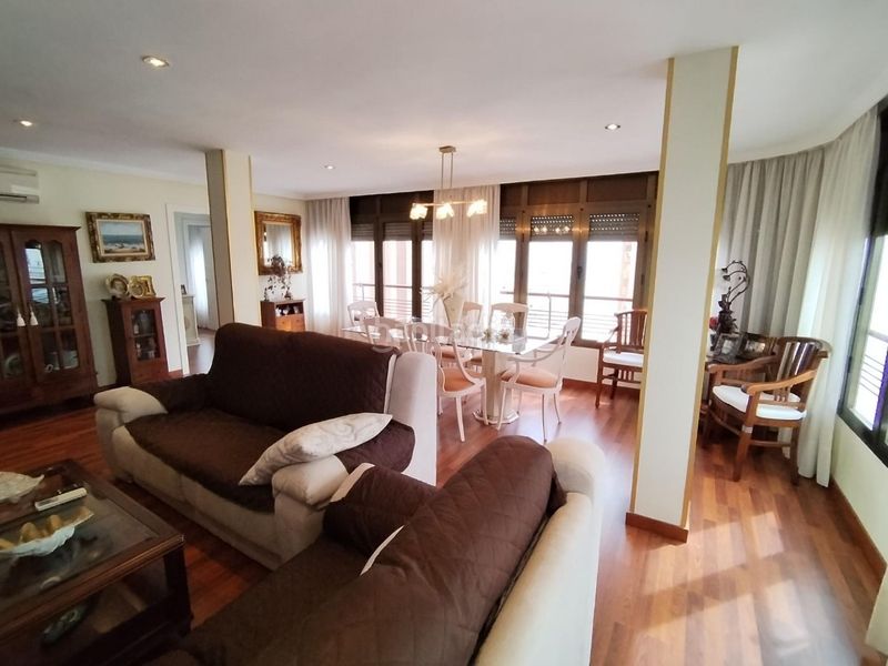 Foto baa83199-be25-409b-aec8-3331d1cba28c. Àtic amb aparcament a Playa Levante Benidorm