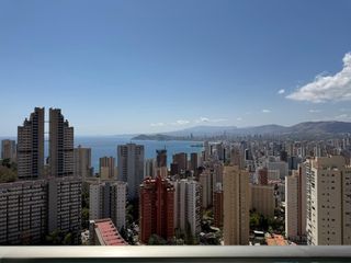 Apartament a Rincón Alto. Amplio piso con vistas espectaculares al mar y benidorm en zona