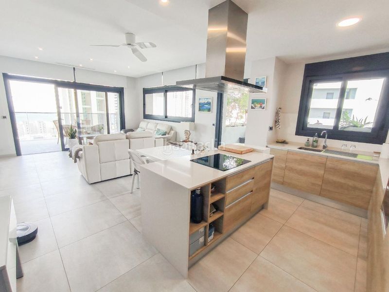 Foto b80fba70-bc11-4210-bde3-4fccd30f6446. Apartament amb aparcament piscina a Playa Poniente Benidorm