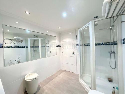 Foto 2b72c25a-fc66-48f9-9dde-4dd4ef9dd934. Pis amb aparcament a Playa Levante Benidorm