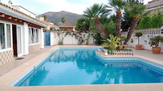 Xalet a Rincón Bajo. Gran chalet independiente en lujosa urbanización rocas blancas c