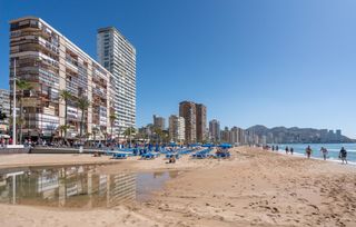 Zweist�ckige Wohnung  Avenida alcoi. Se vende 3 apartamentos y 1 estudio independientes en una propie