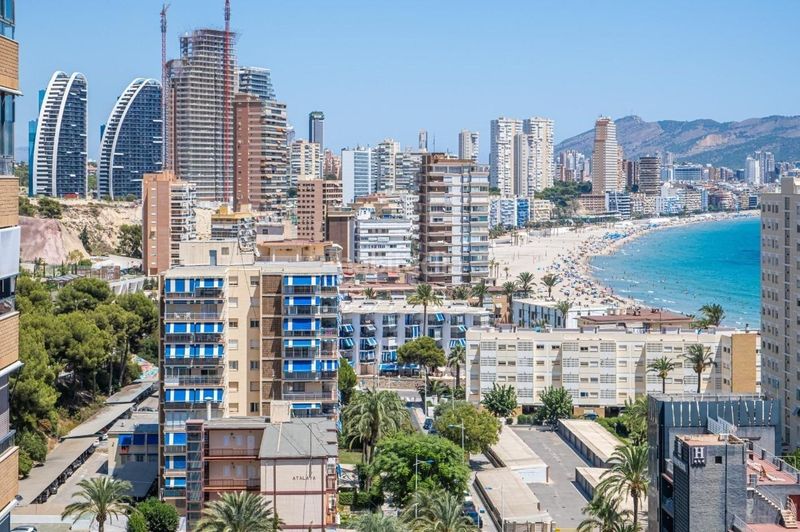Foto 86ac76e7-2baf-4b36-8c54-f0d7a41d5a93. Àtic amb calefacció aparcament a Playa Poniente Benidorm