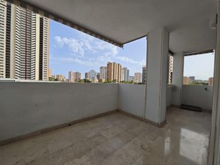 Etagenwohnung en Playa Poniente. Amplio piso de esquina con grande terraza, 3 dormitorios y plaza