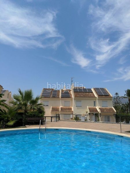 Foto 08e04f8a-fd6e-4c72-9d2a-4b54432f36c5. Casa aparellada amb calefacció aparcament piscina a Benidorm