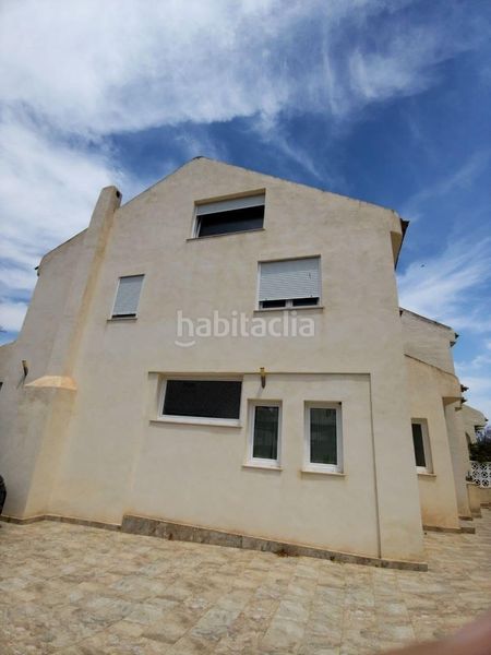 Foto 7849eb67-08bf-4517-8ddd-0576ed41d5f1. Casa aparellada amb calefacció aparcament piscina a Benidorm