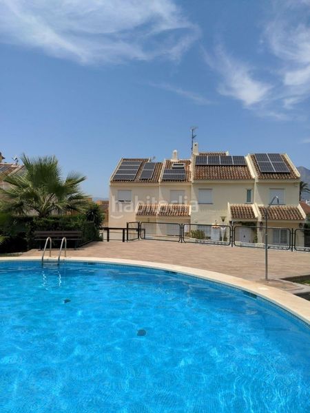 Foto b5c008dd-f472-488a-85d4-8008e54f3458. Casa aparellada amb calefacció aparcament piscina a Benidorm