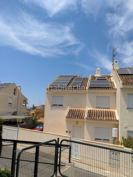Foto eba9eccd-6f9e-44b0-a5ca-3e81ef427cef. Casa aparellada amb calefacció aparcament piscina a Benidorm
