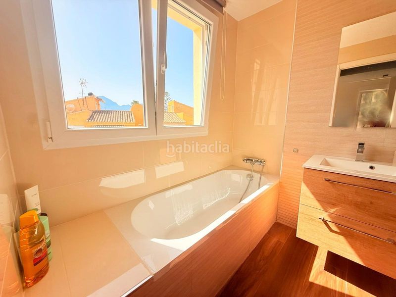 Foto fb911f5c-053b-4ef5-80ac-dbb84126640e. Casa aparellada amb calefacció aparcament piscina a Benidorm