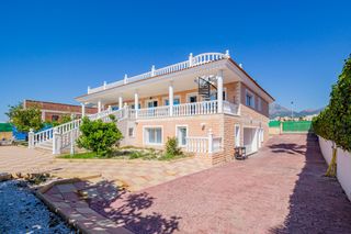 Xalet a Pueblo-Ubanizaciones. Espectacular villa con grandes dimensiones, 3 apartamentos de in