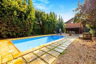 Xalet en Norte. Chalet independiente de 600m2 con piscina y jard�n privado en zo