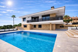 House in La Nucia Pueblo. Esta espectacular villa, originalmente construida en 1975 y reci