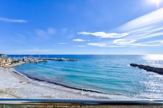 Duplex in Altea Hills. Este exclusivo duacuteplex en primera liacutenea de mar, recient