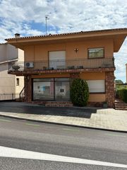 Casa en Passatge de santa eul�lia 28. Preciosa vivienda distribuida en dos casas y un local