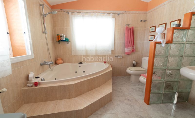 Foto 6fa30208-49fc-4968-8722-affee49d9eb9. Xalet amb xemeneia calefacció aparcament piscina a Vendrell (El)