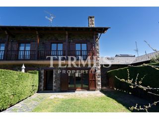 Casa a Calle major de vilallobent 16. Bonita casa esquinera en vilallobent con jard�n privado y vistas