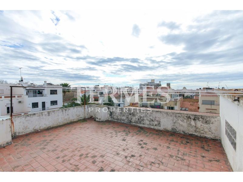 Foto 165a1b4e-1bec-417a-9f74-ca9992b1aed4. Casa adossada amb calefacció aparcament a Centre Mataró