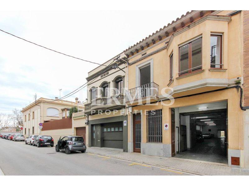 Foto 5b099ba1-6d5a-440e-a599-1802fd6a19a2. Casa adossada amb calefacció aparcament a Centre Mataró