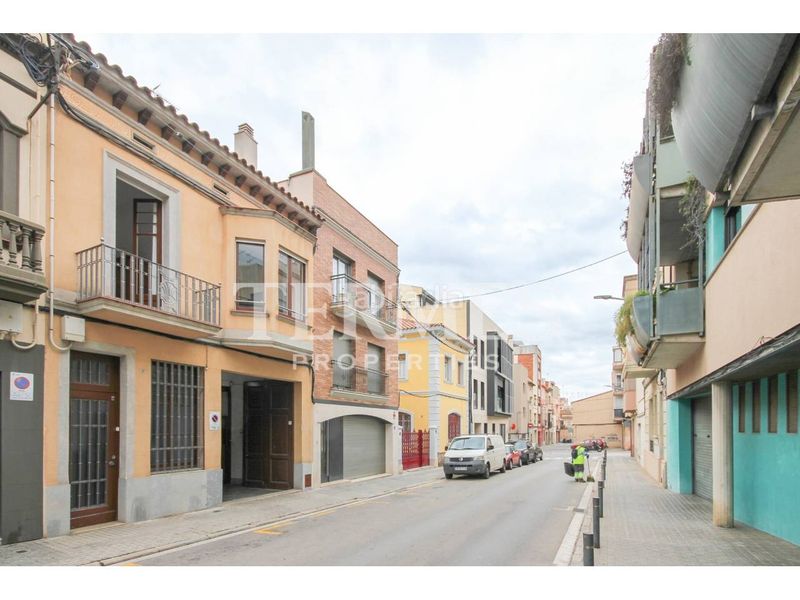 Foto ad87d6b7-699a-4fe1-b621-abd6782e1a16. Casa adossada amb calefacció aparcament a Centre Mataró