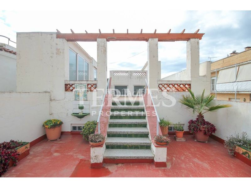 Foto d5a9e53b-e4c8-40e8-ae38-b103e0ae29ed. Casa adossada amb calefacció aparcament a Centre Mataró