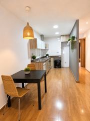 Location Rez-de-chaussée  Carrer de la mare de déu de núria. Alquiler planta baja, con balcón interior y suite, en un entorno