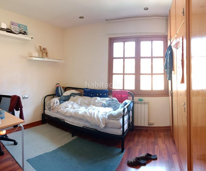 Foto cbdd35f0-0198-4b48-afae-641c9781614e. Xalet amb xemeneia aparcament a Vallgorguina