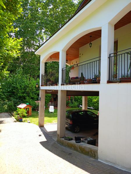 Foto f26bc9d9-4d78-4405-adfb-a45a8630847e. Xalet amb xemeneia aparcament a Vallgorguina