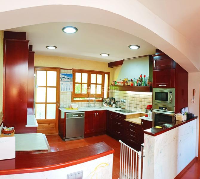 Foto f6f5ee42-1317-4128-b3fa-fdfb4ceab0fb. Xalet amb xemeneia aparcament a Vallgorguina