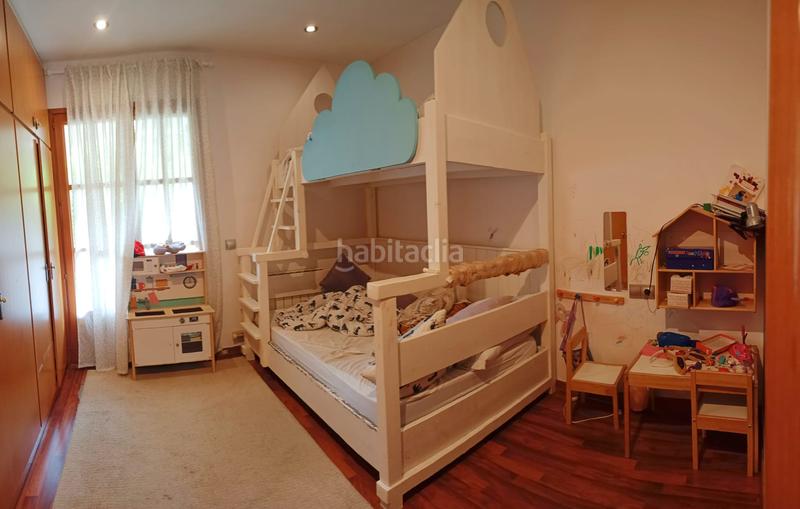 Foto f74093cd-646c-4e6e-aa25-706423f79e39. Xalet amb xemeneia aparcament a Vallgorguina