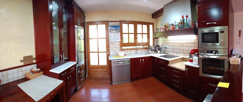 Foto fae19cf6-d2bf-47fb-92ee-10304492b399. Xalet amb xemeneia aparcament a Vallgorguina