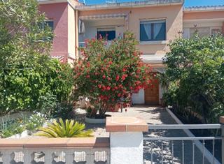 Casa aparellada a Carrer riells 40. Casa de pueblo soleada, con jardín y patio trasero, garaje para