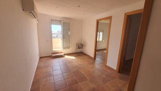 Penthouse in Carrer de les aigües del llobregat 68. Ático sin ascensor, con terraza, 2 habitaciones, soleado todo el