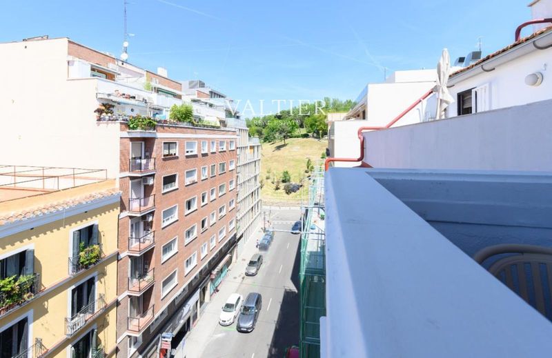 Foto e514f8ec-6822-446c-8d27-605e0858ccfc. Lloguer àtic amb calefacció a Argüelles Madrid